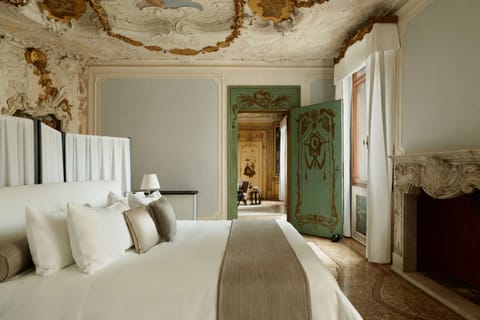 Suite (Alcova Tiepolo Suite) | Minibar, in-room safe, individually decorated, individually furnished