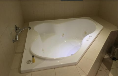 King Spa Suite  | Bathroom | Shower, free toiletries, hair dryer, towels