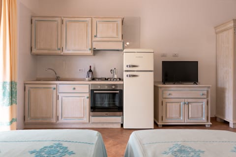 Comfort Apartment | Private kitchenette | Oven, stovetop, cookware/dishes/utensils