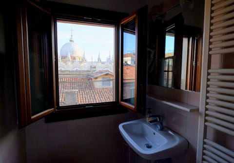 Panoramic Room | Bathroom | Combined shower/tub, rainfall showerhead, hair dryer, bathrobes