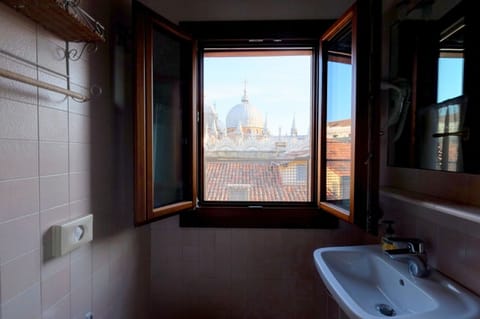 Panoramic Room | Bathroom | Combined shower/tub, rainfall showerhead, hair dryer, bathrobes