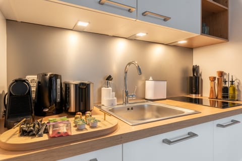 Suite L | Private kitchen | Electric kettle