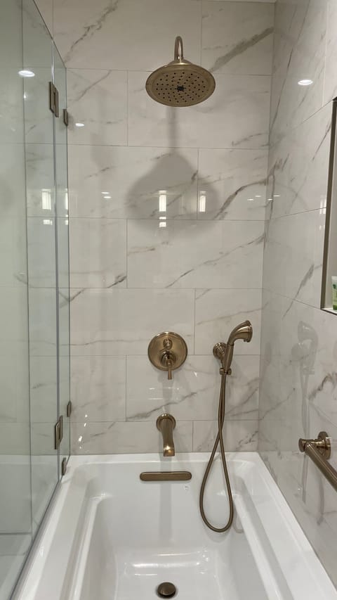 Combined shower/tub, rainfall showerhead, free toiletries, hair dryer