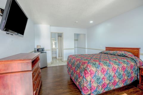 Minibar, iron/ironing board, free WiFi, bed sheets