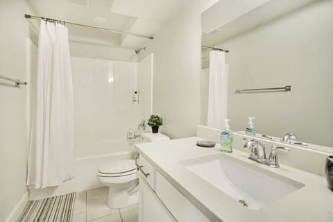 Design Apartment | Bathroom | Combined shower/tub, towels, soap, shampoo