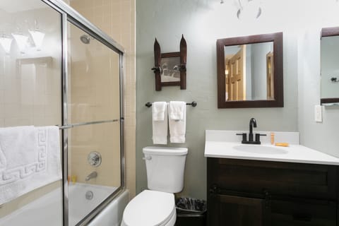 Condo, 1 Bedroom | Bathroom | Towels, shampoo