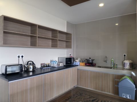 Superior Apartment | Private kitchen | Fridge, microwave, electric kettle