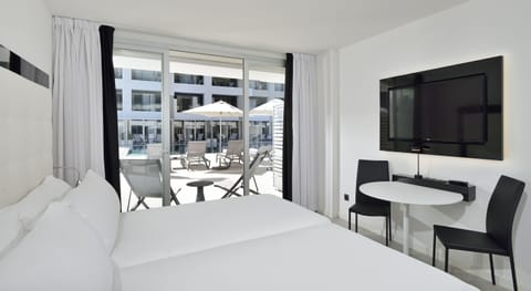 Innside, Premium Room with Solarium | Free minibar items, in-room safe, desk, blackout drapes