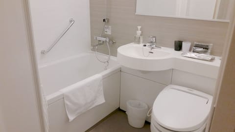 Combined shower/tub, free toiletries, hair dryer, slippers