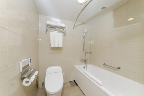 Combined shower/tub, free toiletries, hair dryer, slippers