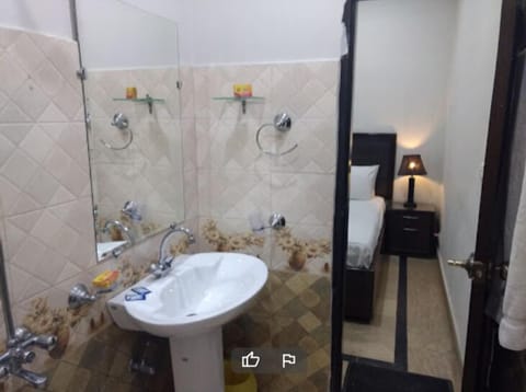 Deluxe Triple Room | Bathroom | Shower, free toiletries, slippers, towels