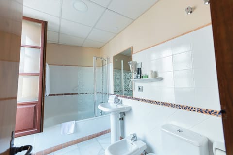 Twin Room (Mezquita View) | Bathroom | Bathtub, bidet, towels