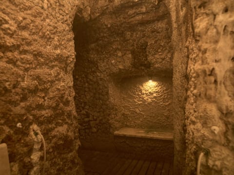 Couples treatment rooms, sauna, hot tub, steam room, hot springs