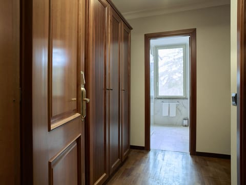 Premium bedding, down comforters, minibar, in-room safe