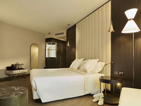 Premium bedding, down comforters, minibar, in-room safe