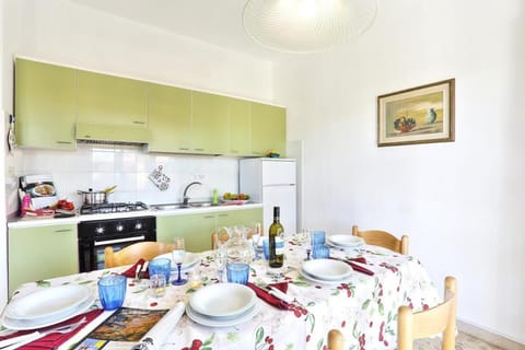 Apartment, 2 Bedrooms, Balcony, Garden View | Dining room