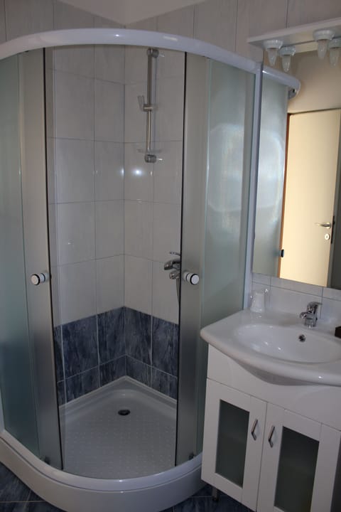 Deluxe Double Room, 1 Bedroom, Garden View, Ground Floor | Bathroom | Shower, free toiletries, hair dryer, towels