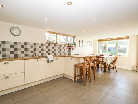 Cottage | Private kitchen | Fridge, dishwasher, electric kettle, toaster