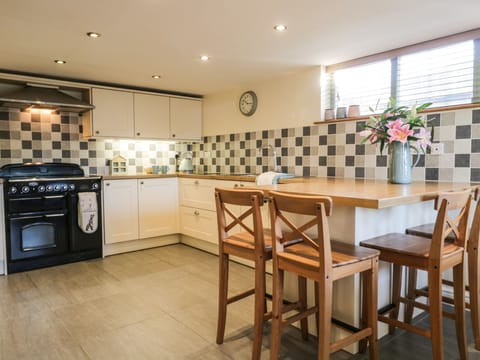 Cottage | Private kitchen | Fridge, dishwasher, electric kettle, toaster