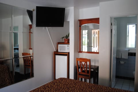 Comfort Single Room, 1 King Bed, Non Smoking | Desk, iron/ironing board, free WiFi, bed sheets