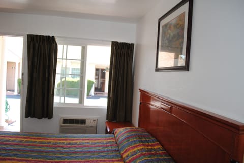 Comfort Single Room, 1 King Bed, Non Smoking | Desk, iron/ironing board, free WiFi, bed sheets