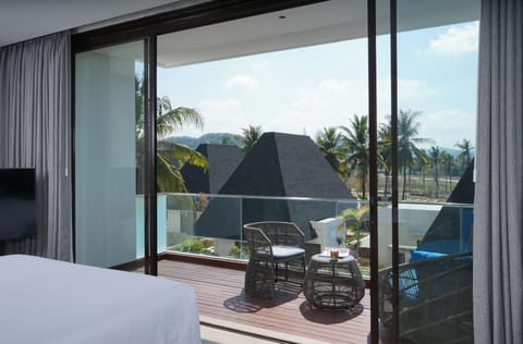 Executive Room, 1 King Bed, Balcony | Garden view