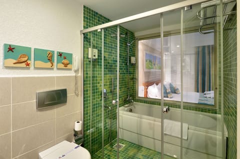 Superior Room | Bathroom | Free toiletries, hair dryer, bathrobes, slippers