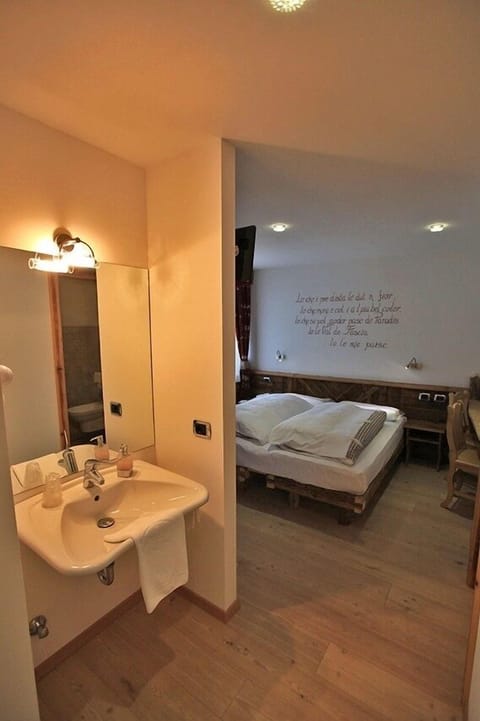 Triple Room | Bathroom sink