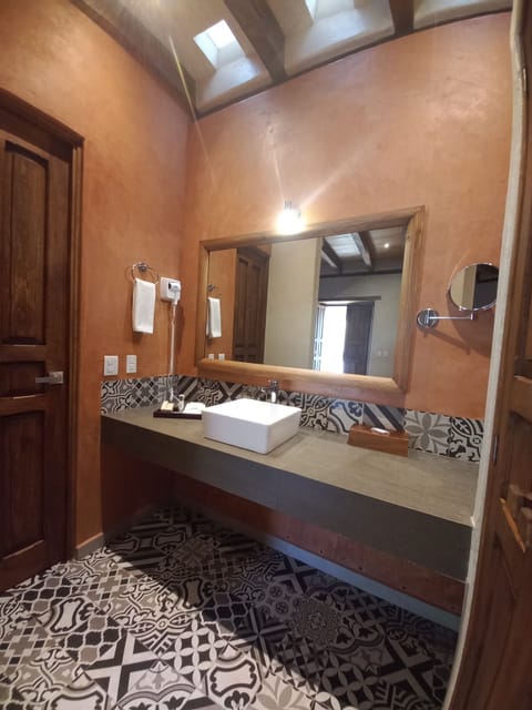 Deluxe Room, 1 King Bed | Bathroom | Shower, rainfall showerhead, hair dryer, towels