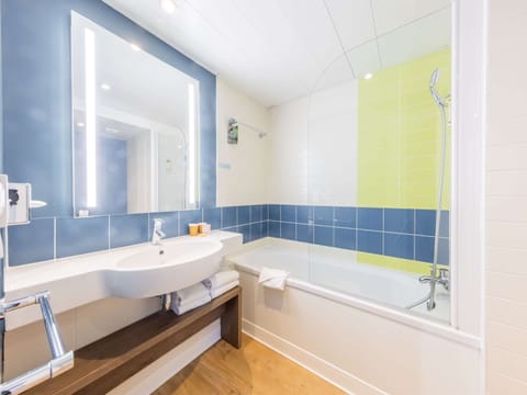 Classic Twin Room, 2 Twin Beds | Bathroom | Combined shower/tub, eco-friendly toiletries, hair dryer, towels