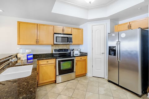 Condo, Multiple Beds, Pool Access, Ocean View | Private kitchen | Fridge, microwave, oven, stovetop