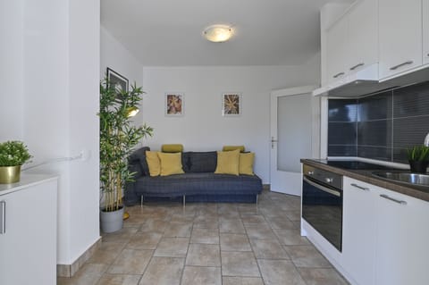 Apartment | Private kitchen | Fridge, oven, stovetop, coffee/tea maker