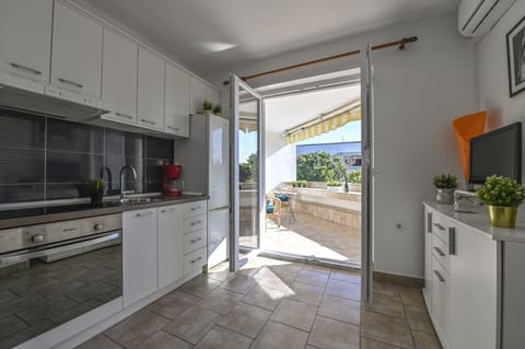 Apartment | Private kitchen | Fridge, oven, stovetop, coffee/tea maker