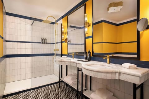 Shower, free toiletries, hair dryer, bidet