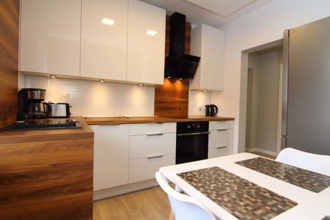 Standard Apartment | Private kitchen | Microwave, dining tables