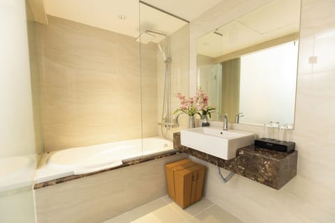 Luxury Double Room, Bathtub, City View | Bathroom | Separate tub and shower, rainfall showerhead, free toiletries