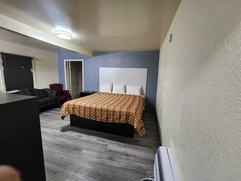 Single Room, 1 King bed - Kitchen included | Bathroom | Combined shower/tub, bathrobes, towels