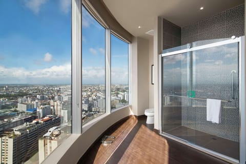 Suite, 1 Bedroom, City View, Corner | Bathroom shower