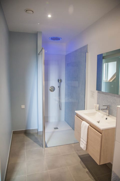 Double Room | Bathroom | Free toiletries, hair dryer, towels