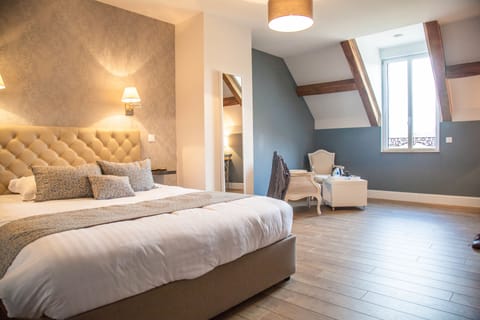 1 bedroom, individually decorated, individually furnished, desk