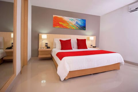 Business Room, 1 King Bed, Non Smoking | Hypo-allergenic bedding, in-room safe, individually decorated