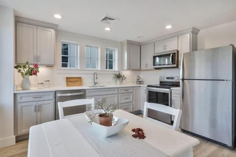 Superior Condo | Private kitchen | Fridge, microwave, oven, dishwasher