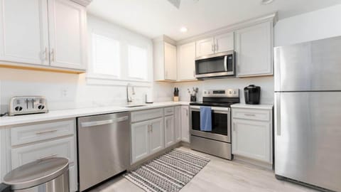 Deluxe Condo | Private kitchen | Fridge, microwave, oven, dishwasher