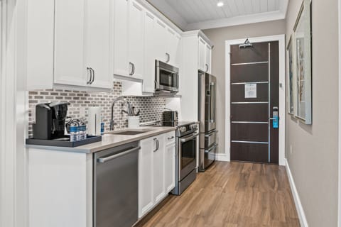 The Anna Maria Luxury Suite | Private kitchen | Fridge, microwave, toaster, paper towels