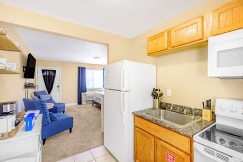 Condo, 1 Queen Bed, Private Pool | Private kitchen | Fridge, microwave, oven, stovetop