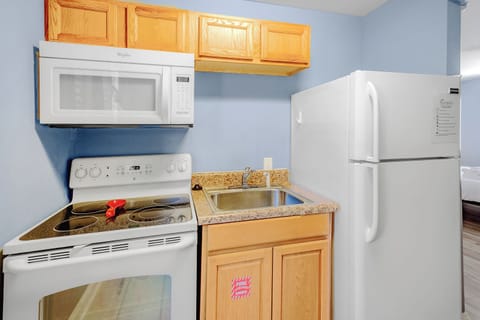 Condo, 1 Queen Bed, Pool Access, Beach View | Private kitchen | Fridge, microwave, oven, stovetop