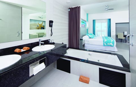 Combined shower/tub, eco-friendly toiletries, hair dryer, towels