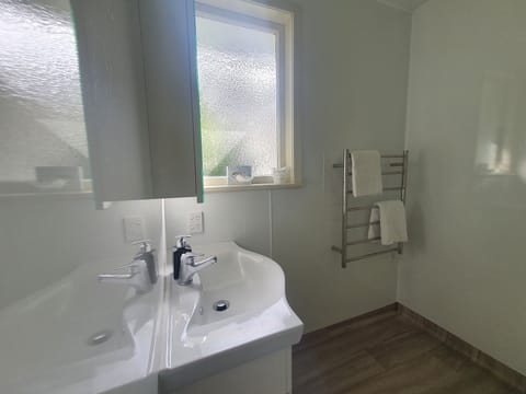 Three Bedroom House | Bathroom | Shower, free toiletries, hair dryer, towels