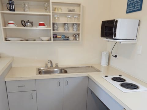 Studio | Private kitchenette | Fridge, microwave, stovetop, coffee/tea maker