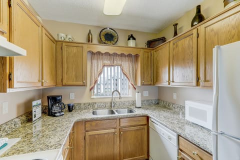 Condo (Vacation Desti - No Pets Allowed) | Private kitchen | Fridge, microwave, oven, stovetop